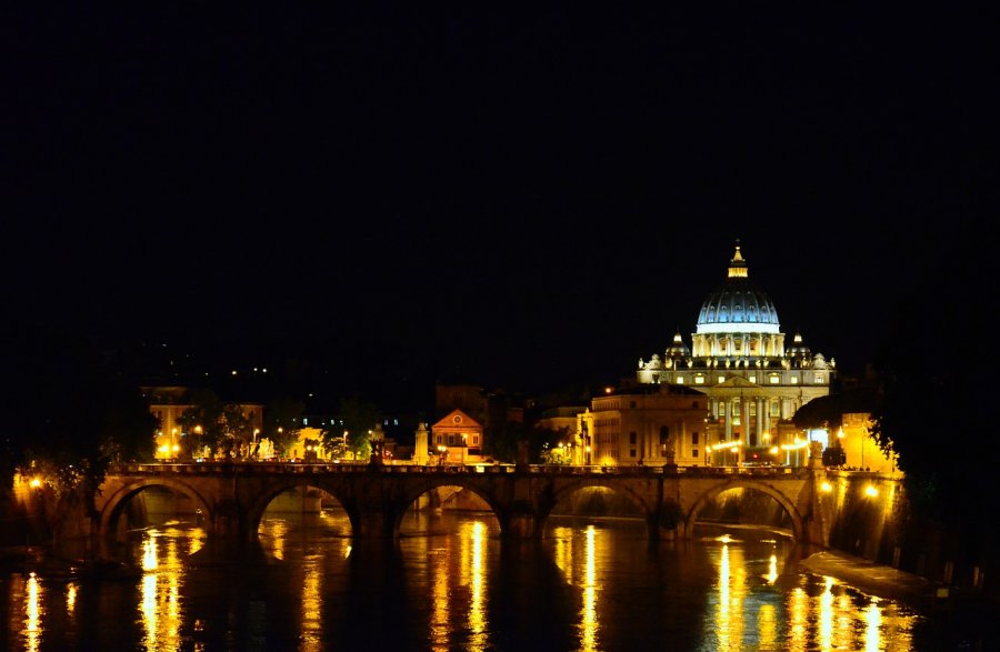 Вид на Ватикан ночью